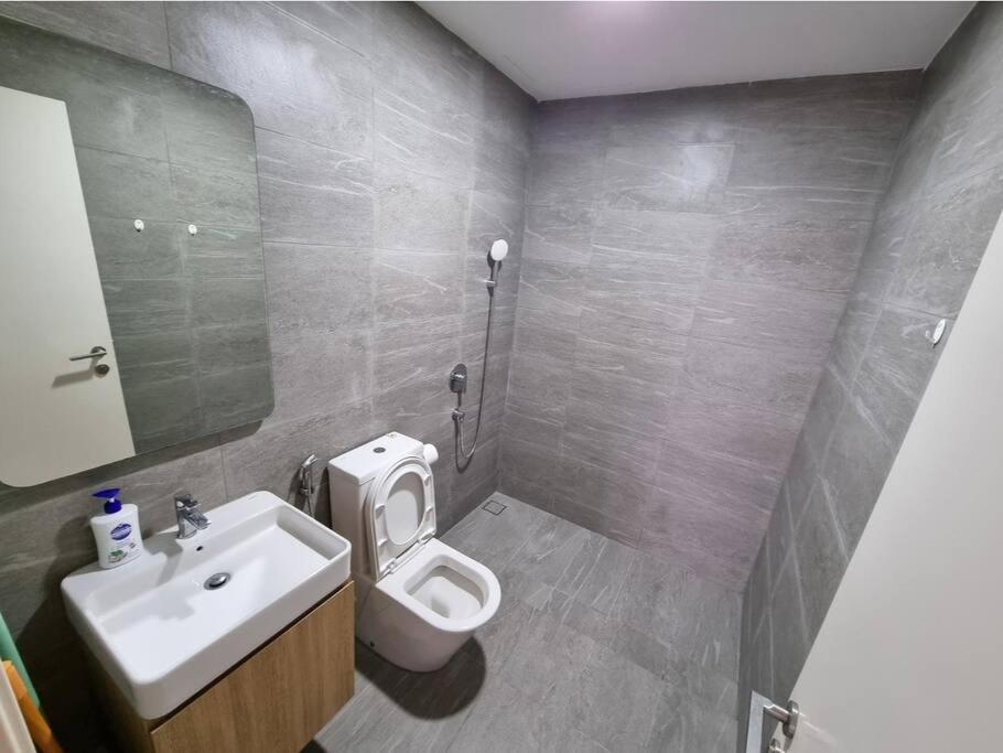 Revo Near Pavilion2 Stadium Bukit Jalil 4-5pax * Kuala Lumpur